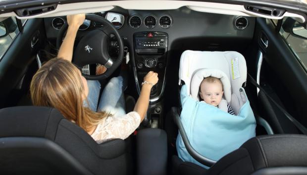 Los niños pueden ir delante en los coches biplaza