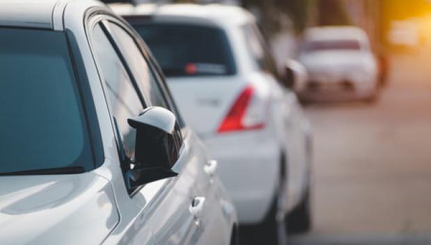 Los retrovisores plegados hacen que otros coches aparquen más cerca