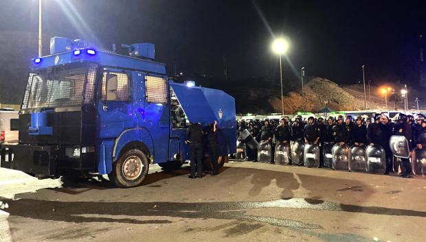 El blindaje policial marroquí en la frontera de Ceuta ha impedido este domingo la entrada masiva de migrantes a la ciudad autónoma de Ceuta en respuesta a los llamamientos a través de las redes sociales, tras una noche y una mañana de tensión en el paso fronterizo. EFE/ Fatima Zohra Bouaziz