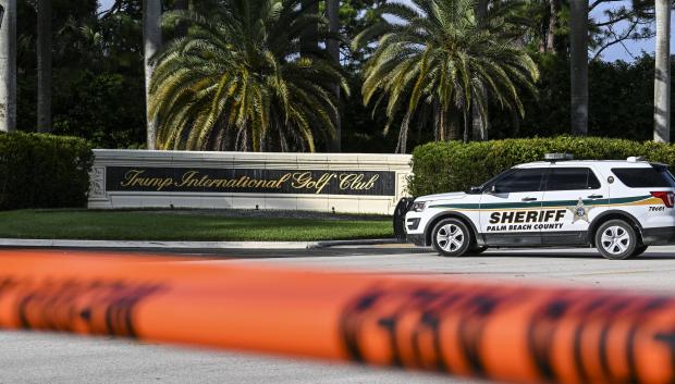 Un sheriff bloquea la calle frente al Trump International Golf Club en West Palm Beach, Florida, el 15 de septiembre de 2024, luego de un tiroteo en el campo de golf del expresidente estadounidense Donald Trump.