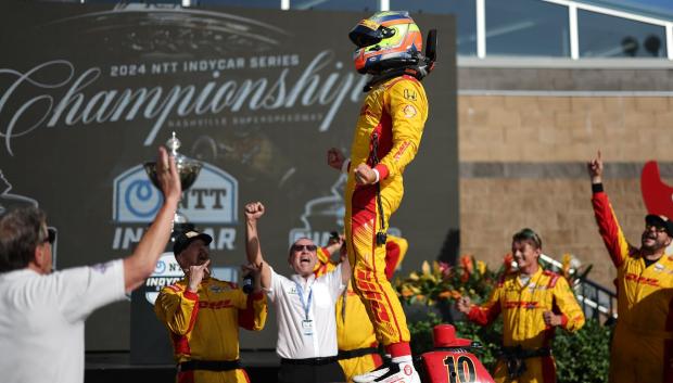 Álex Palou, de la escuadra Chip Ganassi celebrando el triunfo