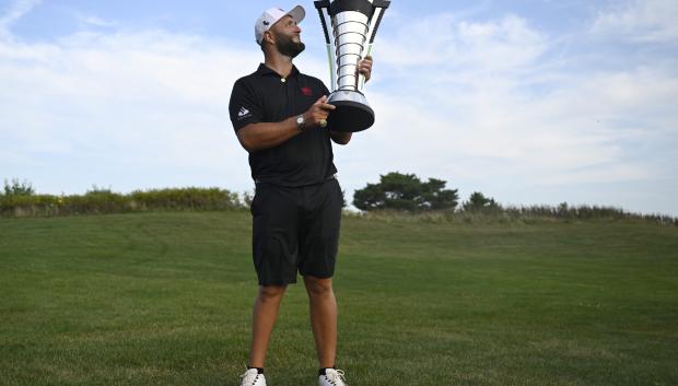 Jon Rahm posa con el trofeo del LIV Golf