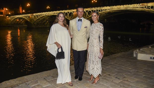 Rafael Medina Abascal with Laura Vecino and Victoria Hohenlohe at photocall for 18 edition of Escaparate awards 2024 in Sevilla on Friday, 13 September 2024.