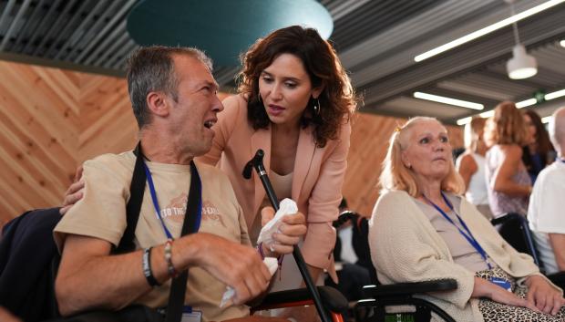 Ayuso durante su vivista al hospital Isabel Zendal