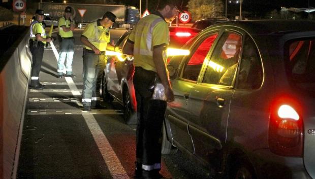 En los controles nocturnos conviene encender la luz interior si nos paran