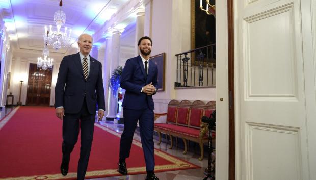 Joe Biden y Stephen Curry en la Casa Blanca