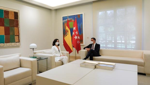 Ayuso y Sánchez en el interior de La Moncloa