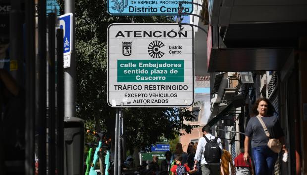 Un cartel indica la zona de bajas emisiones 360 del Distrito Centro