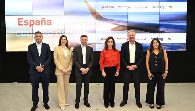 De izquierda a derecha, Carlos Gómez, CEO de Iberia Express, Carolina Martinoli, CEO de Vueling, Marco Sansavini, CEO de Iberia, Rosario Sánchez, secretaria de Estado de Turismo, Maarten Wetselaar, CEO de Cepsa, y Margarita de Gregorio, CEO de BIOCIRC.