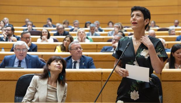 Imagen de archivo de la ministra de Inclusión, Seguridad Social y Migraciones, Elma Saiz, durante una sesión plenaria en el Senado