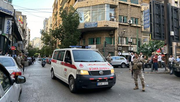 Una ambulancia lleva a varios heridos a un hospital en Beirut