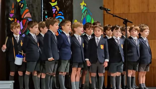 Varios alumnos del Colegio Retamar en un festival de villancicos