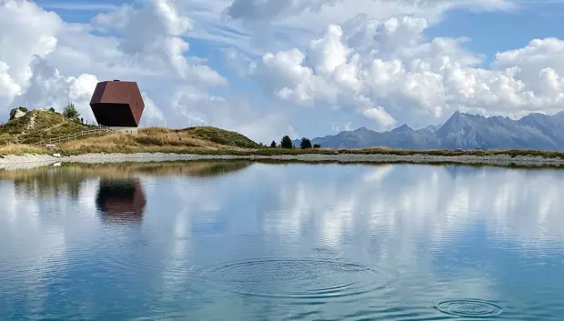 La capilla dedicada al mártir tirolés se encuentra enmarcada en un paisaje espectacular