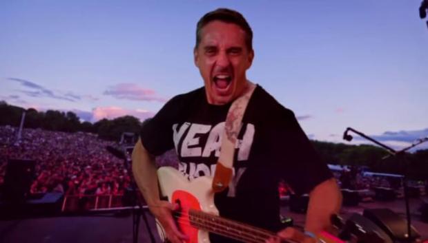 El exfutbolista Gary Neville, nuevo bajista de la banda de rock 'The Reytons'