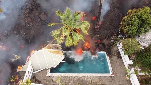 Imagen aérea de la lava del volcán. La erupción volcánica en la zona de Cabeza de Vaca se encontraba en el momento de la captura con dos fisuras, separadas unos 200 metros, y ocho bocas por las que emerge la lava.