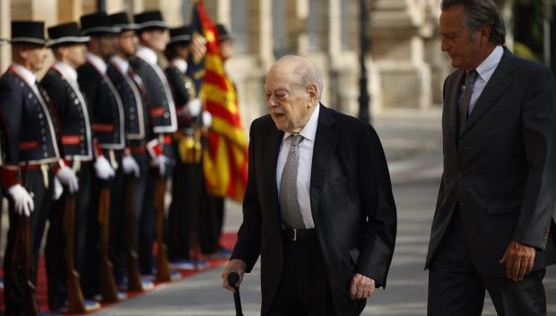 (Foto de ARCHIVO)
El expresidente de la Generalitat de Catalunya, Jordi Pujol, a su llegada a la recogida de la Medalla de Honor otorgada por el Parlament de Catalunya a la Abadía de Montserrat, a 10 de septiembre de 2024, en Barcelona, Catalunya (España). El monasterio de Montserrat recibe hoy la Medalla de Honor en categoría de oro del Parlament de Catalunya, en medio de la polémica ya que las víctimas de la pederastia exigen su retirada. El Parlamento concede la Medalla de Honor desde el año 2000 a personas, colectivos e instituciones que merecen un reconocimiento excepcional para el organismo.

Kike Rincón / Europa Press
10 SEPTIEMBRE 2024;MANEL GASCH;MONTSERRAT;ABAD;ABADÍA;PREMIO;MEDALLA DE HONOR;
10/9/2024