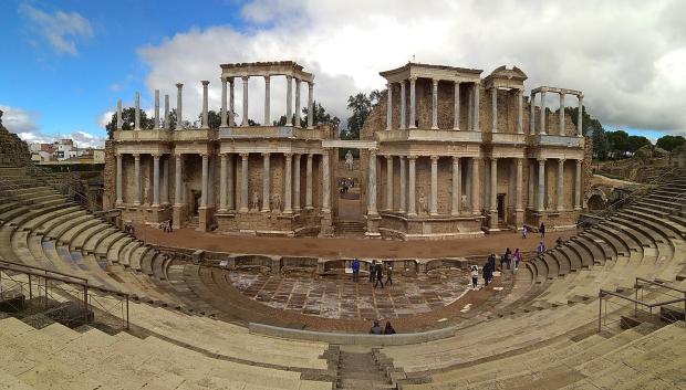 Construido entre los años 16 y 15 antes de Cristo, el Teatro Romano de Mérida puede considerarse como el teatro más antiguo de España en funcionamiento. Sin embargo, esta medalla de oro tiene trama, y es que el teatro estuvo abandonado desde el IV hasta el año 1910, cuando se empezó a excavar, se sacó a la luz la mayor parte de su estructura, se restauró y se habilitó para volver a funcionar como teatro. El Teatro de Mérida acoge desde 1953 el Festival de Teatro Clásico, el más importante y antiguo en su género en España con la representación de las obras más emblemáticas del teatro griego y romano.