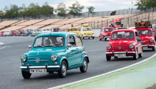 Coches 600 participantes en el récord Guinness en el circuito de Montmeló, el 9 de septiembre de 2017