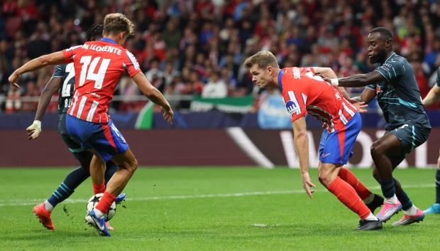 Marcos Llorente busca el tiro a puerta en el partido ante el Leipzig