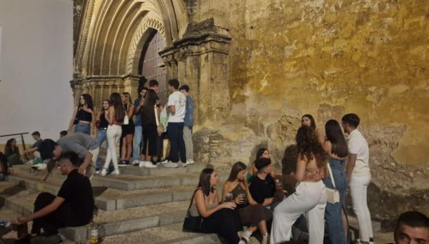 Jóvenes junto al templo de Santa Marina consumiendo alcohol