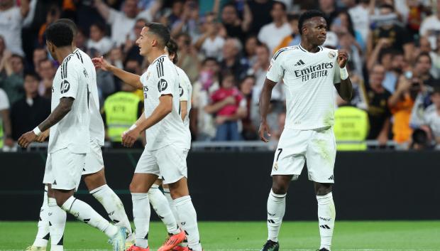 Vinicius celebra el 3-1 y se señala el escudo