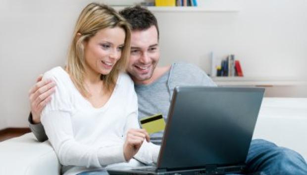 Una pareja haciendo compras por Internet