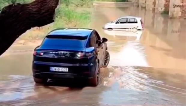 Coches parados en mitad de una balsa de agua, una imagen habitual