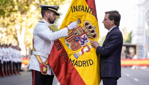 Entrega de una nueva bandera nacional a la Agrupación de Infantería de Marina de Madrid