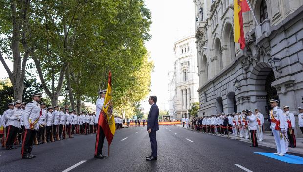 Entrega de una nueva bandera nacional a la Agrupación de Infantería de Marina de Madrid