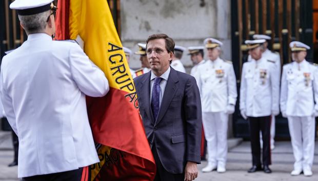 Entrega de una nueva bandera nacional a la Agrupación de Infantería de Marina de Madrid