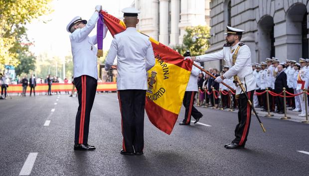 Entrega de una nueva bandera nacional a la Agrupación de Infantería de Marina de Madrid