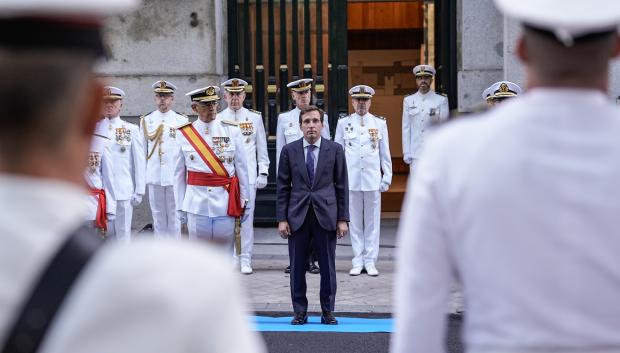 Entrega de una nueva bandera nacional a la Agrupación de Infantería de Marina de Madrid