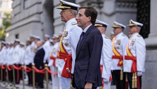 Entrega de una nueva bandera nacional a la Agrupación de Infantería de Marina de Madrid