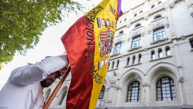 Entrega de una nueva bandera nacional a la Agrupación de Infantería de Marina de Madrid