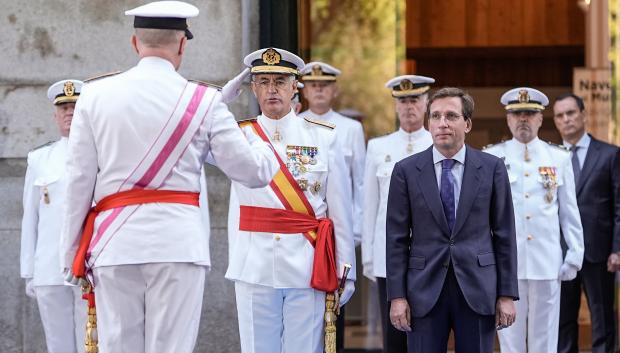 Entrega de una nueva bandera nacional a la Agrupación de Infantería de Marina de Madrid