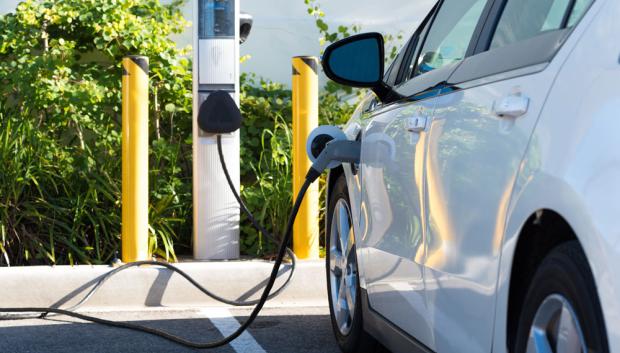 Coche eléctrico en pleno proceso de carga