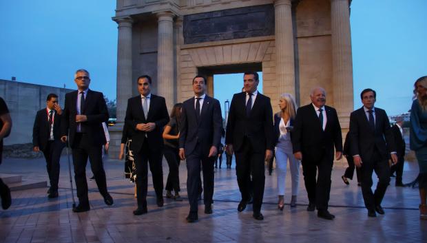 Juanma Moreno acompañado del alcalde y otras autoridades, camino de la Catedral