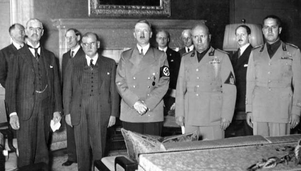 Ciano (extremo derecha) junto a (de derecha a izquierda) Benito Mussolini, Adolf Hitler, Édouard Daladier y Neville Chamberlain antes de la firma del Acuerdo de Múnich