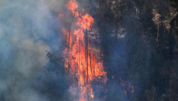 Fotografía de un incendio forestal este miércoles, en Quito (Ecuador)