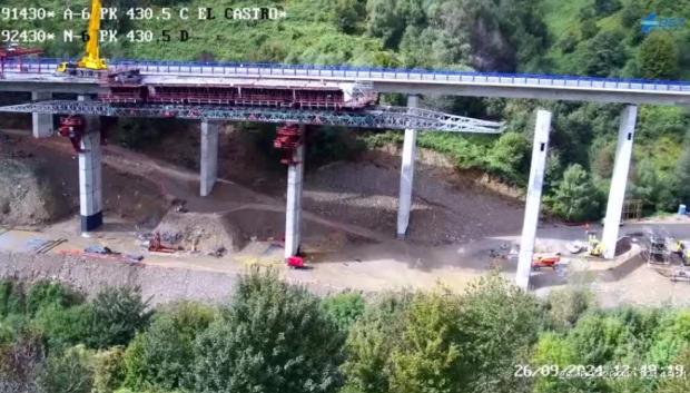 Obras en el viaducto derrumbado de la A-6