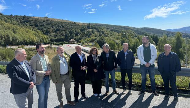 Representantes del PP de Lugo, en un acto para denunciar que aún no se ha recuperado la normalidad dos años después del colapso del viaducto de la A-6