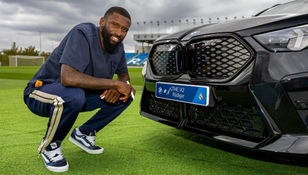 Rudiger junto a su BMW iX2