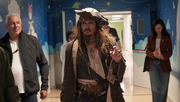 El capitán Jack Sparrow, encarnado por el actor Johnny Depp, ha visitado este jueves a los niños y las niñas ingresadas en el Hospital Universitario Donostia de Osakidetza. EFE/Irekia ***SOLO USO EDITORIAL/SOLO DISPONIBLE PARA ILUSTRAR LA NOTICIA QUE ACOMPAÑA (CRÉDITO OBLIGATORIO)***