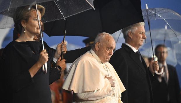 Pope Francis (C), Queen Mathide of Belgium (L) and  King Philippe of Belgium (R) pose during a welcoming ceremony upon the pope's arrival at Melsbroek Air Base on September 26, 2024, at the start of a visit to Belgium. The pope is on a four-day apostolic journey to Luxembourg and Belgium. (Photo by DIRK WAEM / BELGA / AFP)