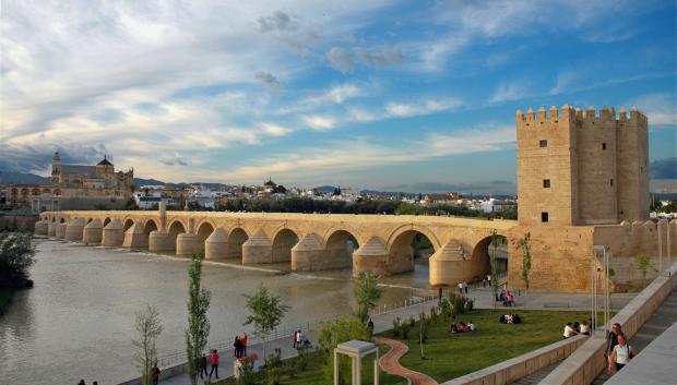 Panorámica del Puente Romano desde las proximidades de la Calahorra