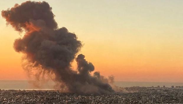 El humo se eleva sobre los suburbios del sur de Beirut durante un ataque israelí