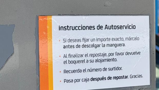 Cartel que indica que es de autoservicio y el procedimiento