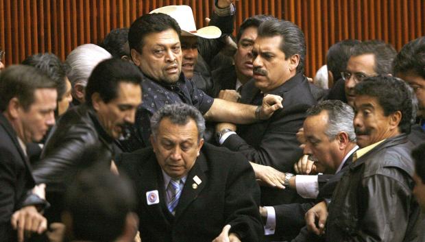 Batalla campal en el Congreso de los Diputados de México durante la toma de posesión de Calderón