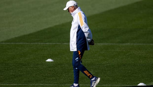 El entrenador del Real Madrid, Carlo Ancelotti durante el entrenamiento del equipo este sábado