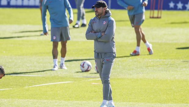 El entrenador del Atlético de Madrid, Diego Pablo Simeone, dirige el entrenamiento de su equipo este sábado